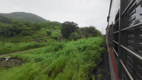 viaje en tren de mumbai a malvan vista desde la ventana del tren
