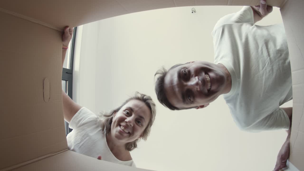 pareja feliz abriendo la caja