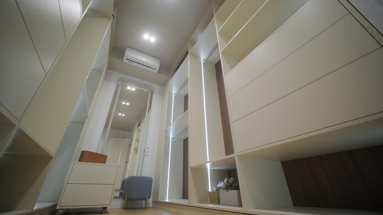 un armario luminoso y aireado con estanterías personalizadas y un cómodo área de asiento reflejado en un espejo de longitud completa