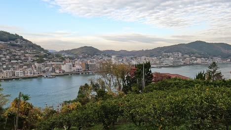 Blick-über-Baumwipfel-Auf-Den-Hafen-Von-Onomichi-In-Der-Präfektur-Hiroshima