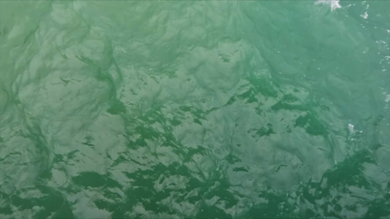 vista cercana de la textura azul turquesa del agua de mar en el mar mediterráneo