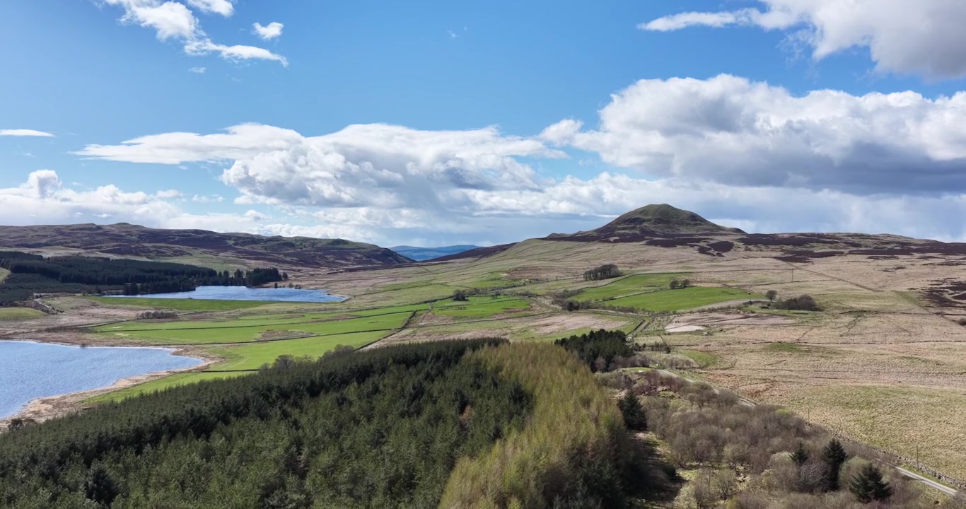 Droneflyvning over et fåreavlsområde i Lomond Hills, Fife, Skotland. Bakken i baggrunden er West Lomond, det højeste punkt i Fife. Typisk skotsk bakket landbrugsland og vandreservoirer.