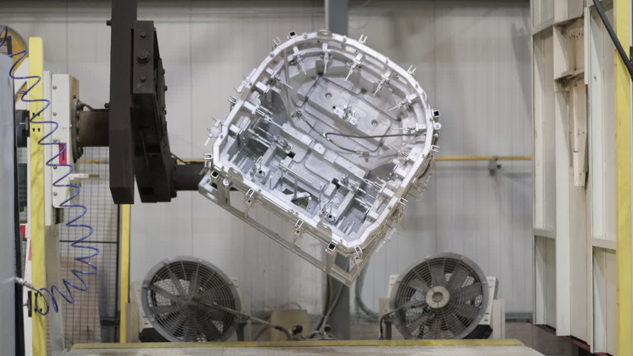 회전성형기 가동, 플라스틱 가공 제조