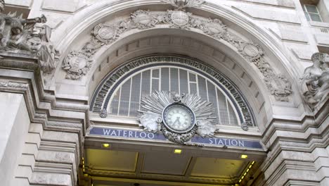 Signo-de-la-estación-de-Waterloo