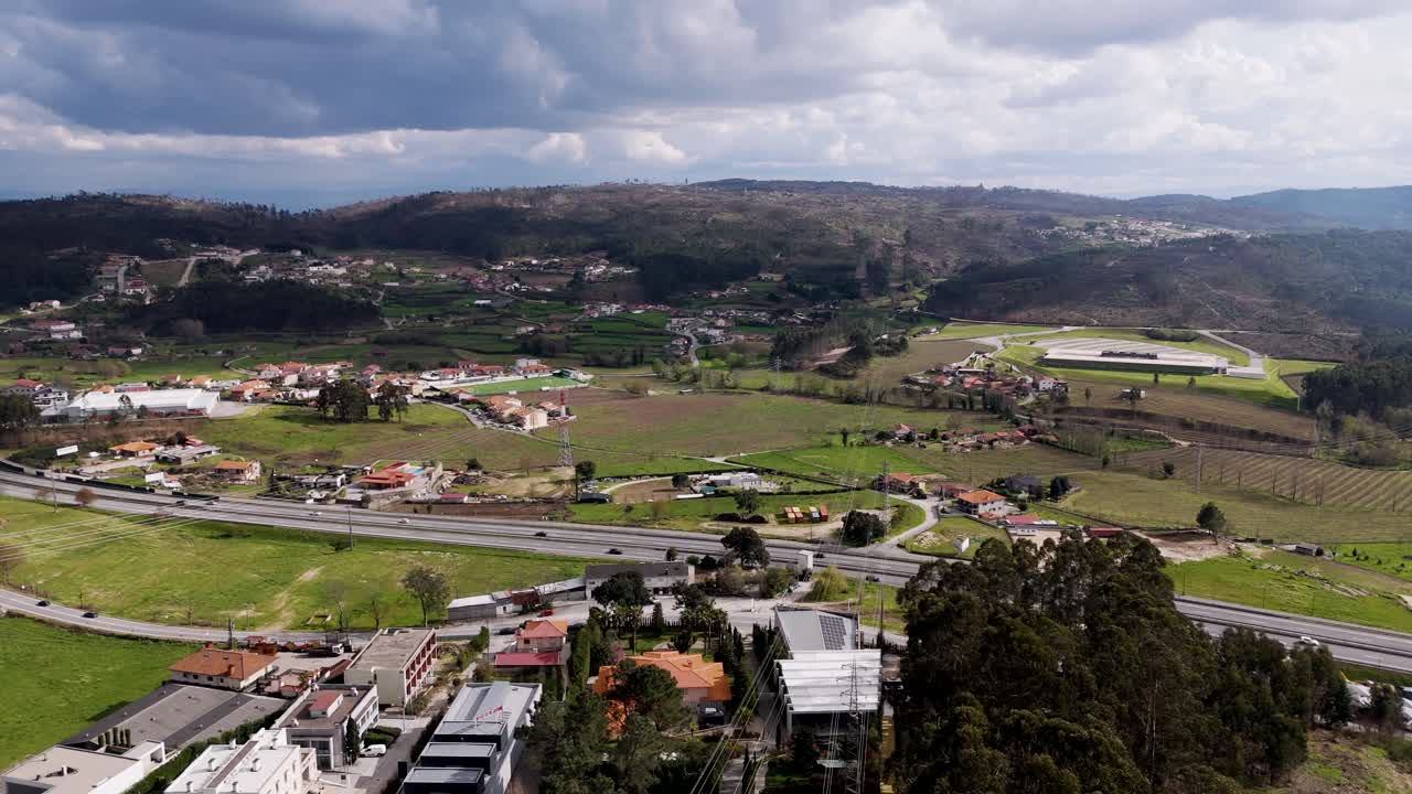 Veduta aerea di terreni agricoli e colline di Croca con strada che li attraversa a Penafiel, Portogallo.