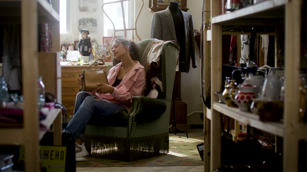 가게에 있는 아프리카계 미국인 여자