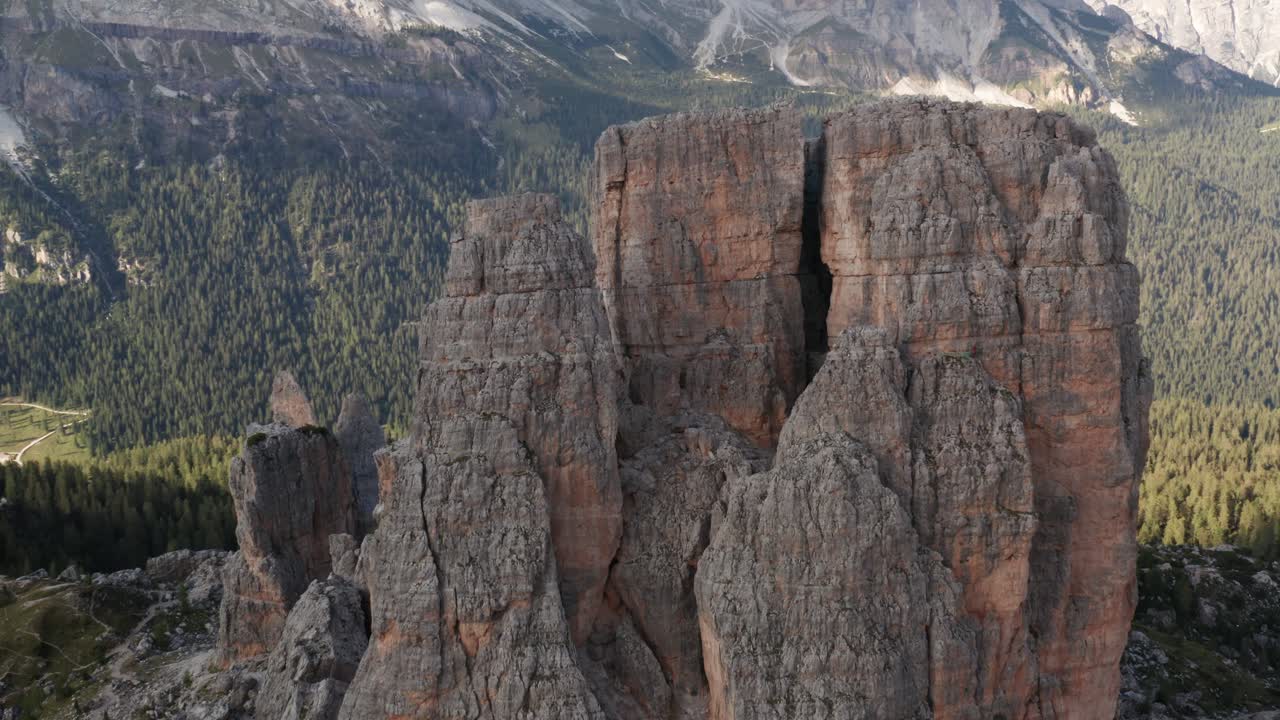 torre de montaña rocosa en dolomitas, formación de roca cinque torri empuje aéreo en vista de cerca
