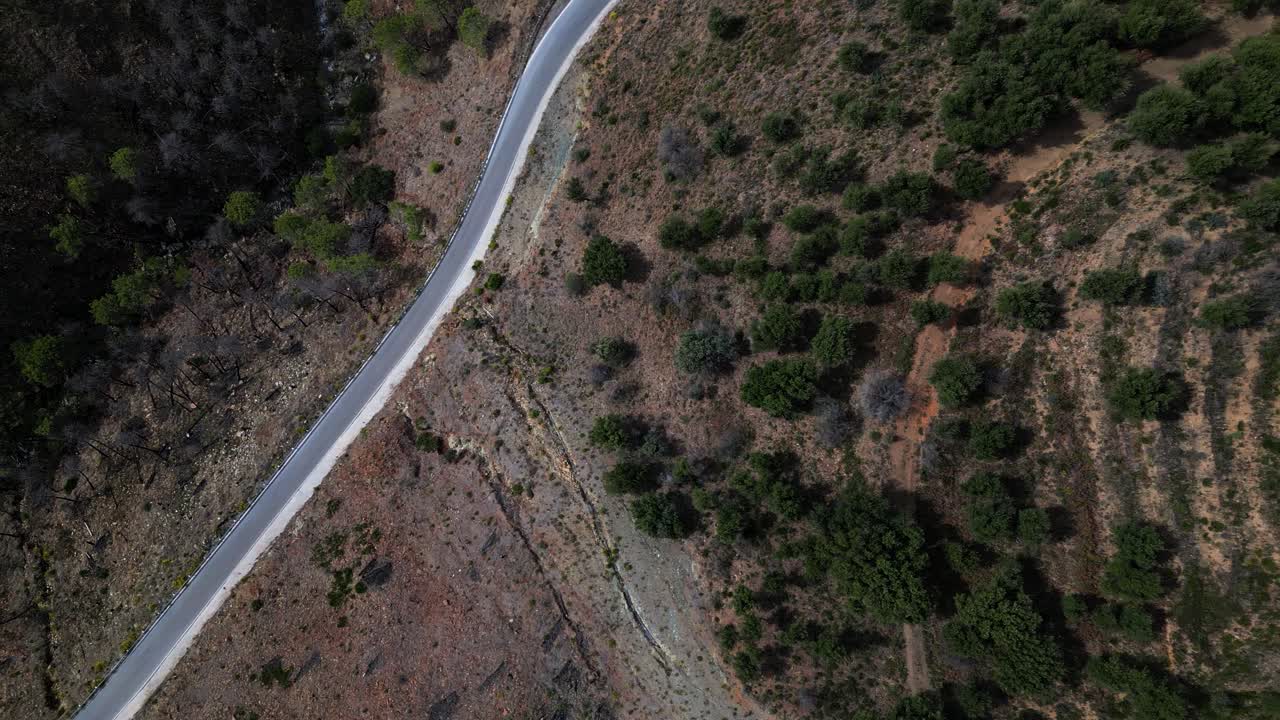 Strada asfaltata in un paesaggio montano della Spagna, vista aerea dall'alto.