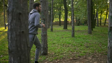 hombre corriendo en el parque