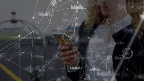 animación de redes de conexiones a través de una mujer de negocios caucásica que usa un teléfono inteligente en el aeropuerto