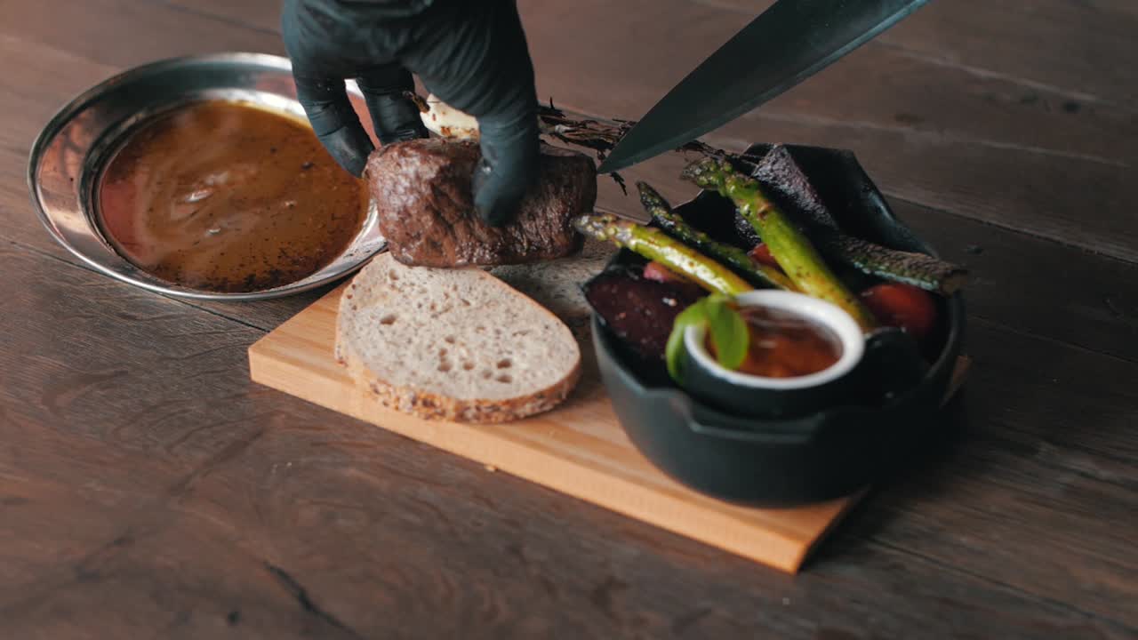 el chef está preparando la comida sirviendo a cámara lenta
