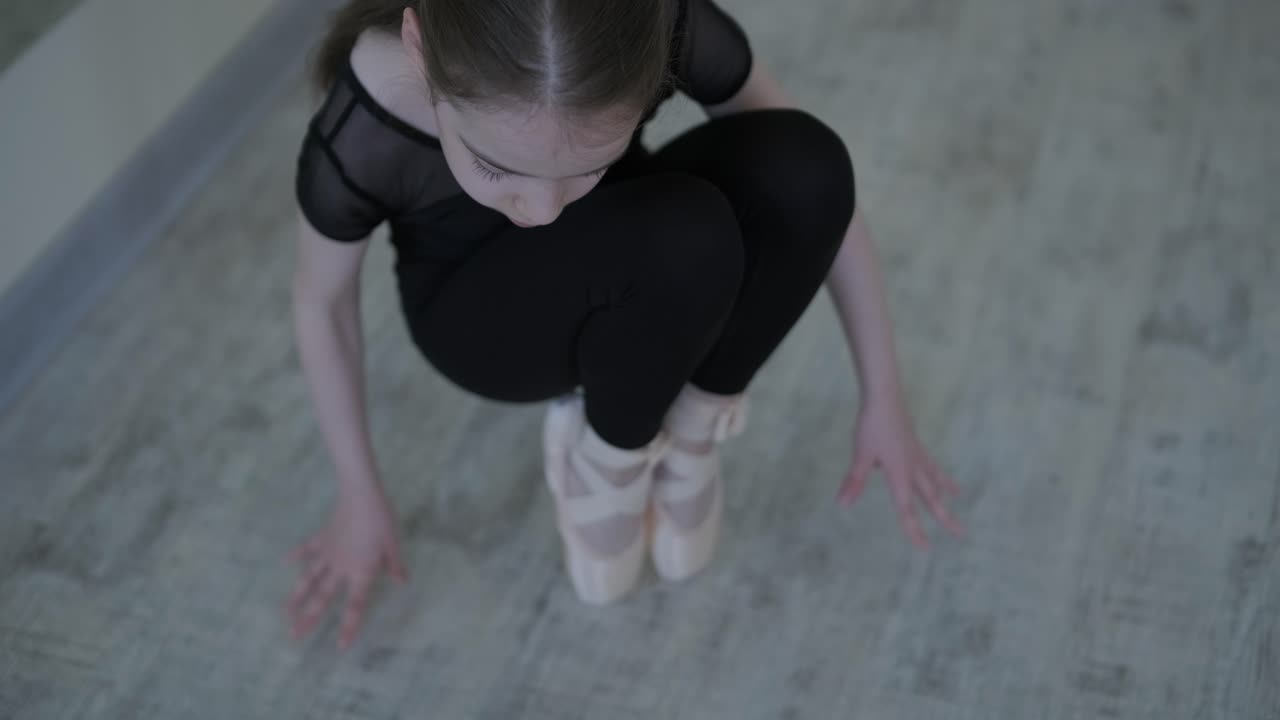 joven bailarina en la lección de estudio. rendimiento de entrenamiento. postura de ejercicio de estiramiento. bailarina practica técnica de equilibrio. elegancia clásica fitness.