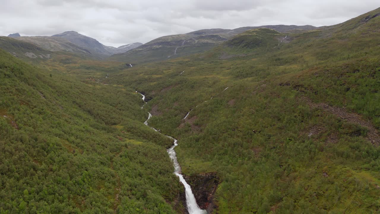 fotografía de avión no tripulado de noruega paisaje rocoso remoto con lagos, bosques y ríos