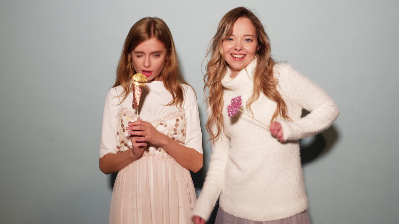 dos chicas divirtiéndose con accesorios de fiesta.
