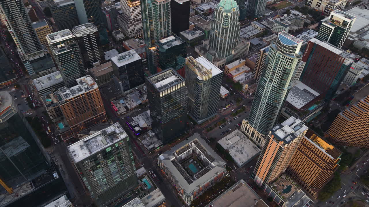 un drone de alto ángulo con vistas a los rascacielos en el centro de austin, por la noche.