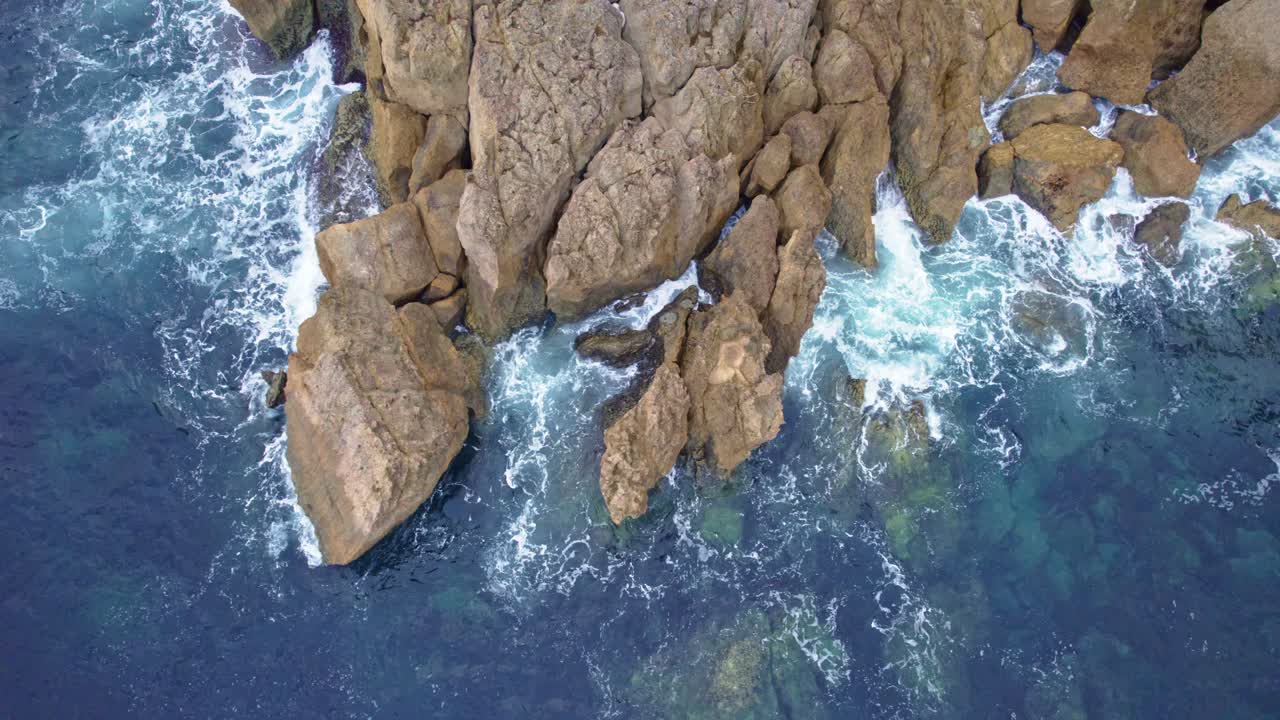 Video drone in orbita da una scogliera in Spagna