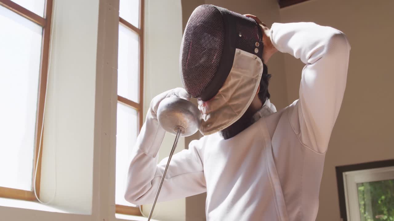 체육관 에서 펜싱 훈련 을 하는 동안 펜싱 선수