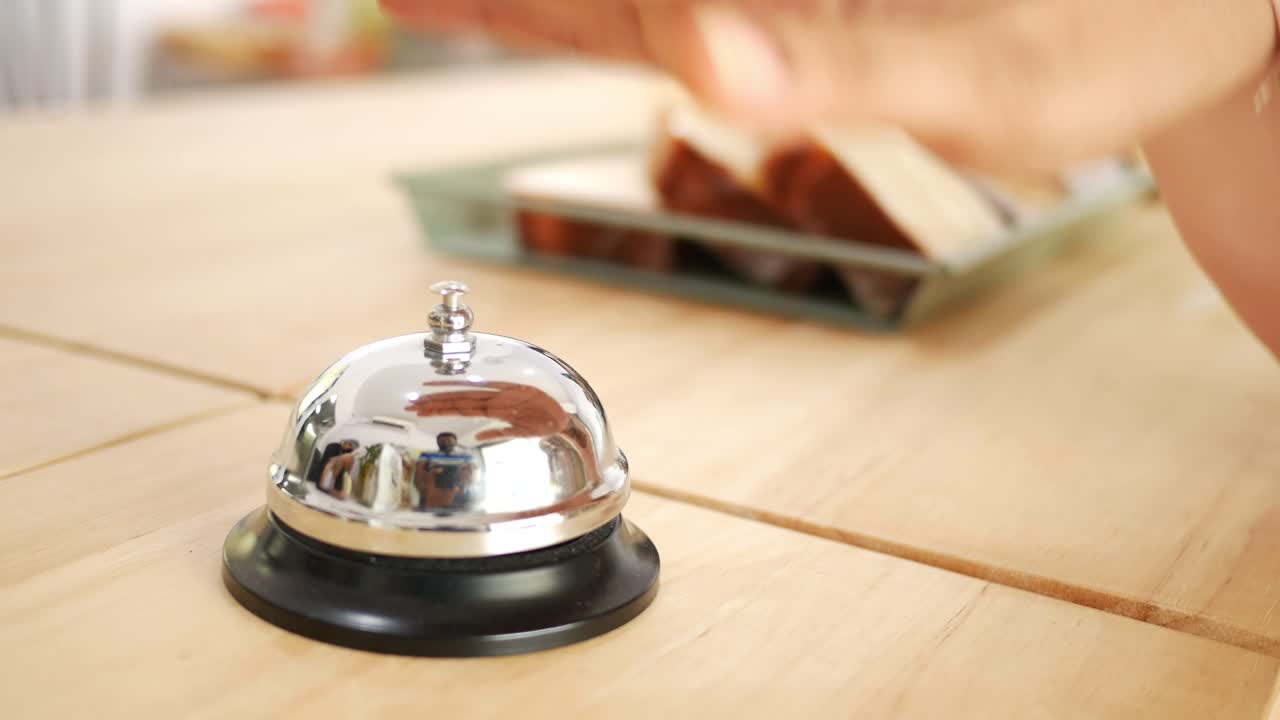 sonando de la mano en la campana de servicio