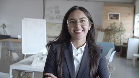 Confident-young-businesswoman-smiling-at-camera