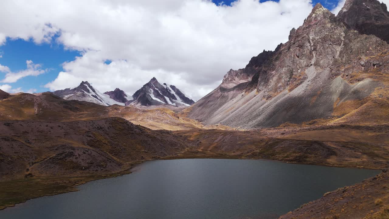 Vista aerea delle 7 Lagune di Ausangate a Cusco, Perù, circondate da terreno montuoso, con movimento di dolly.