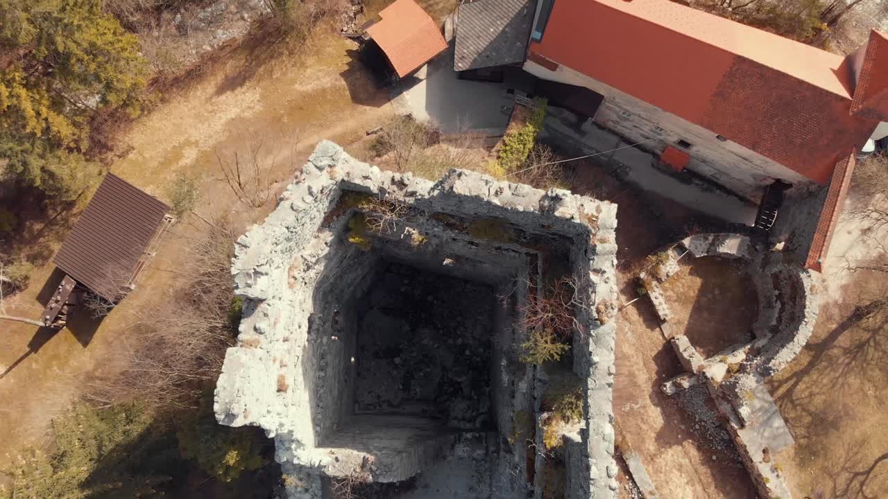 castillo en ruinas kamen descripción general desde adentro hacia afuera