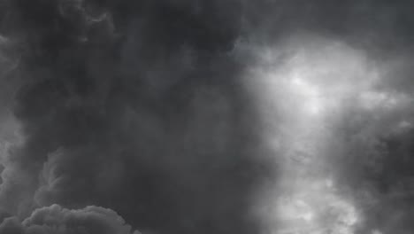 vista de las nubes oscuras se mueve con su rayo