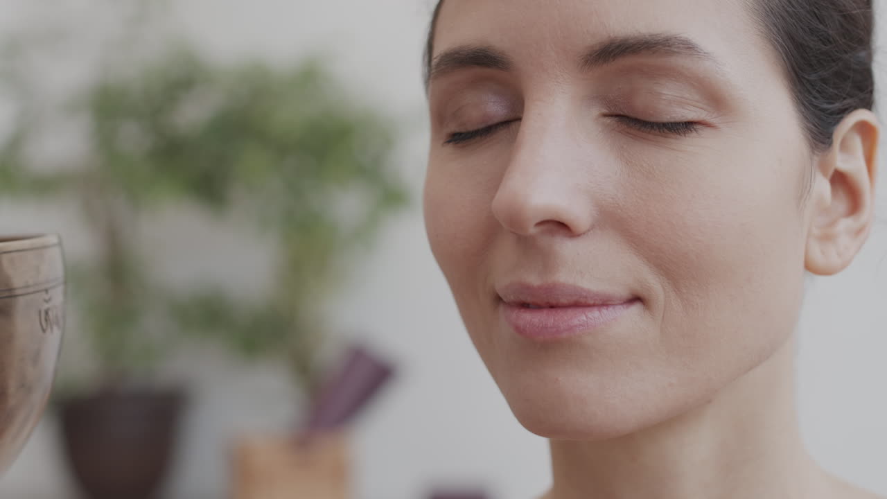 mujer meditando y disfrutando de los sonidos del cuenco cantando