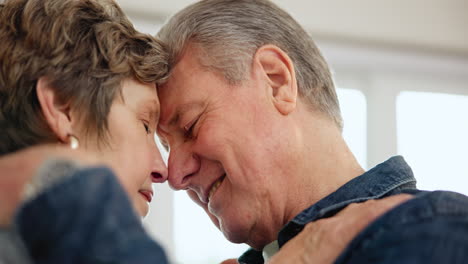 Pareja-Mayor,-Abrazo-De-Baile-Y-Primer-Plano-De-Amor