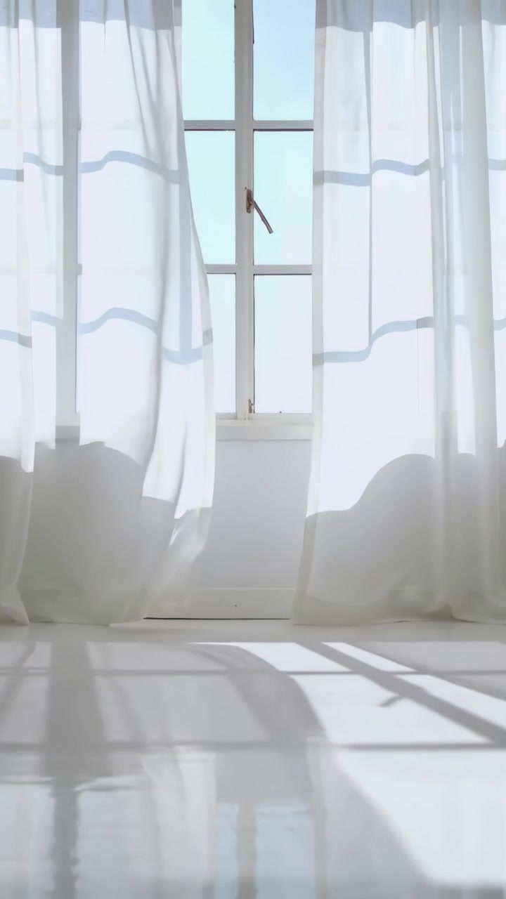 Video verticale: Tende che ondeggiano a una finestra a riquadri per la brezza da un chiavistello inclinato, con una griglia che si sposta sul pavimento.