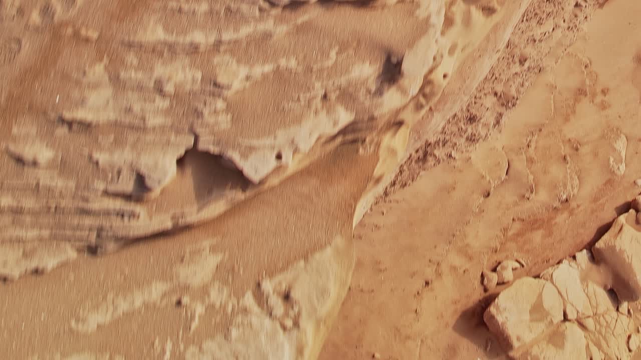 Vista aerea di rocce lungo la costa del Marocco durante il giorno
