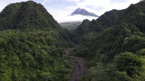 hermosa vista del monte merapi en la mañana entre las verdes colinas