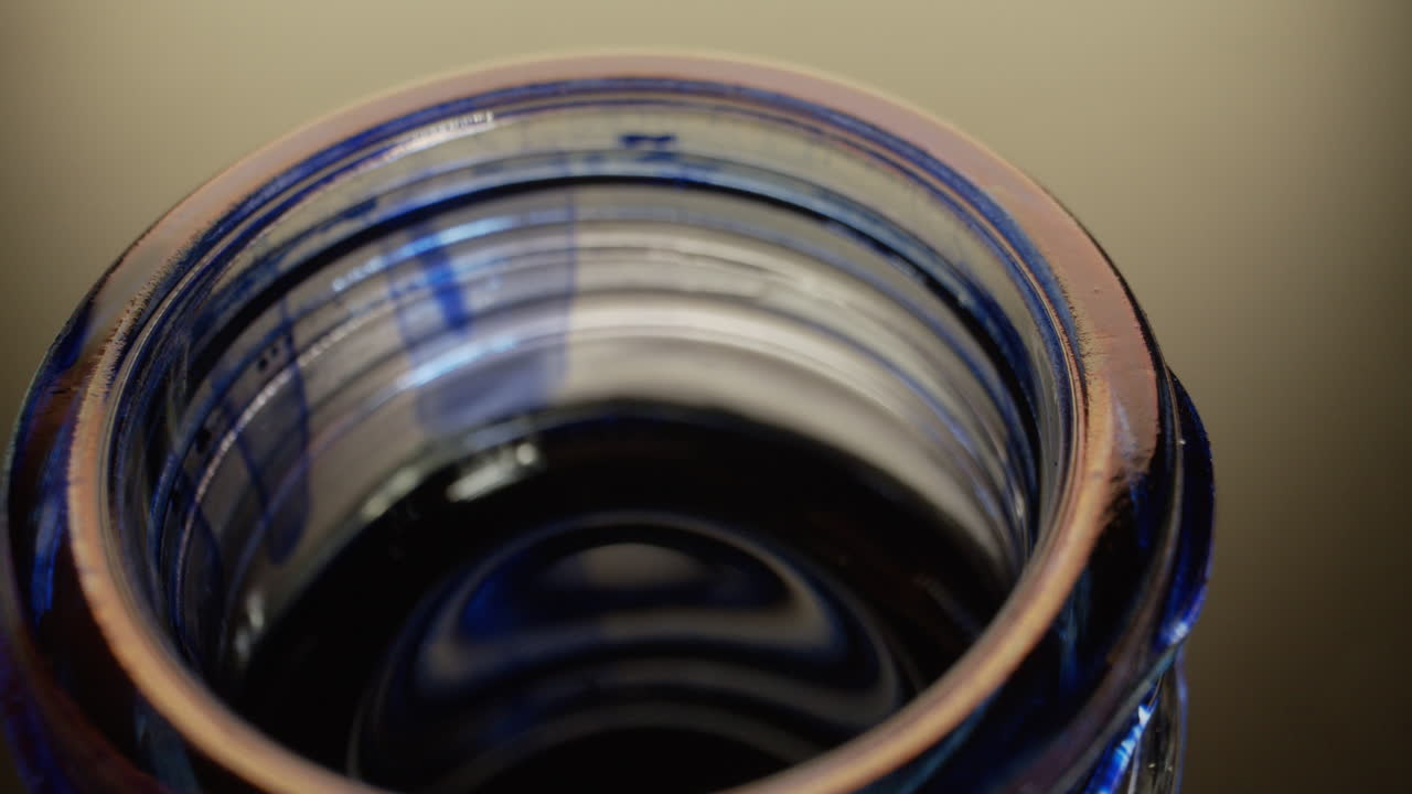 어두운 잉크에 펜 담그기