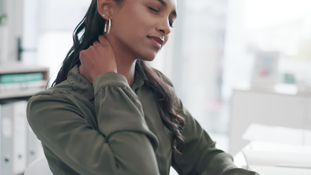 computadora portátil, estrés y mujer de negocios con dolor de cuello