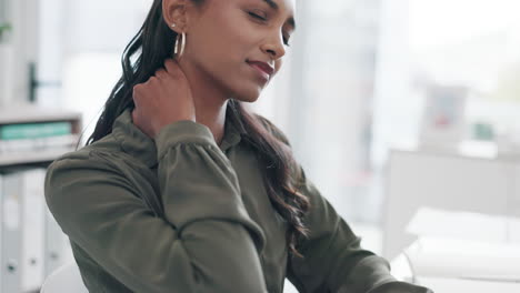 computadora portátil, estrés y mujer de negocios con dolor de cuello