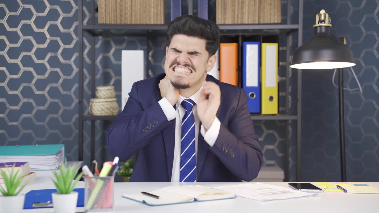 구부러진 사업가는 목이 아파요.