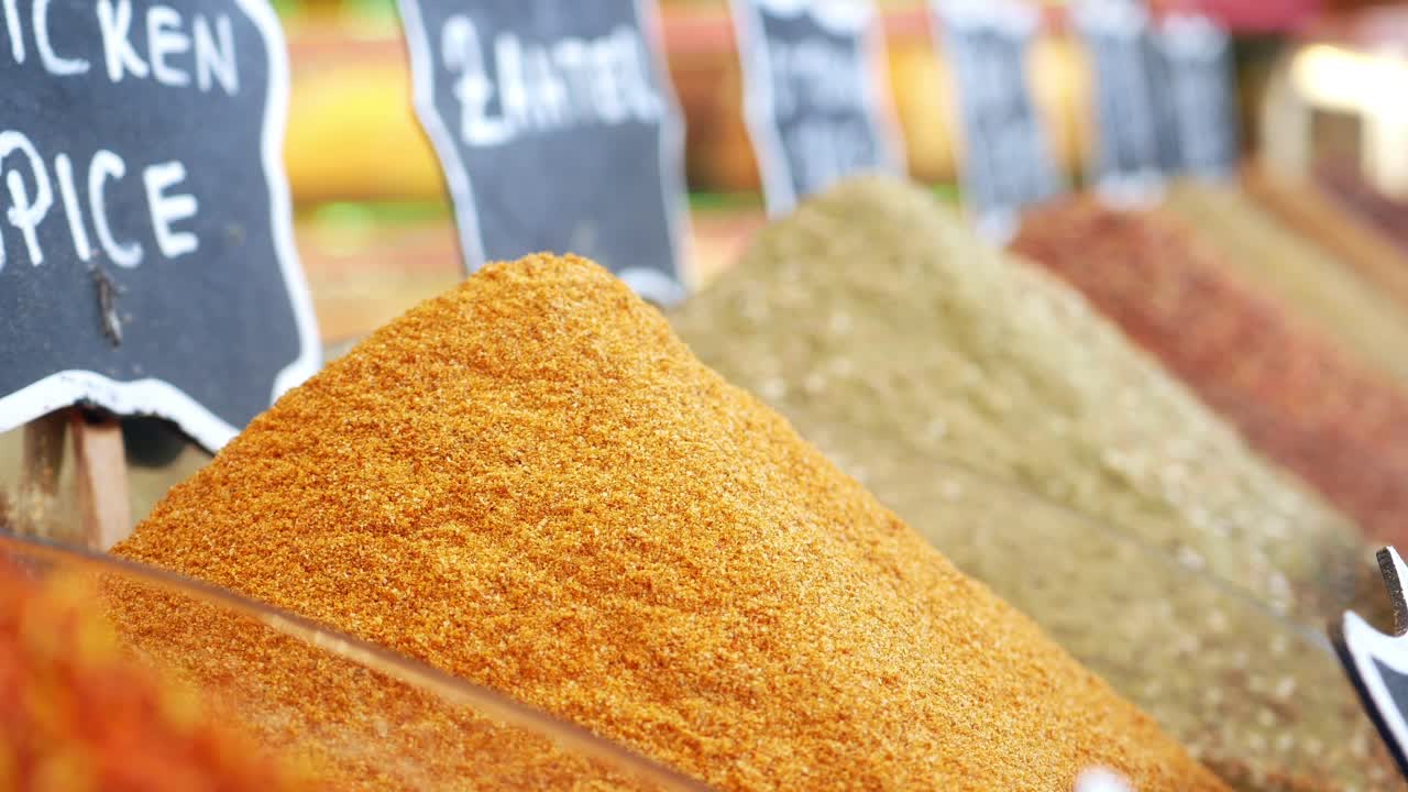 variedad de especias en un mercado