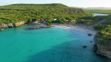 Die-Luftumlaufbahn-Erhebt-Sich,-Um-Einen-Versteckten-Rückzugsort-In-Einer-Strandbucht-Zu-Schaffen