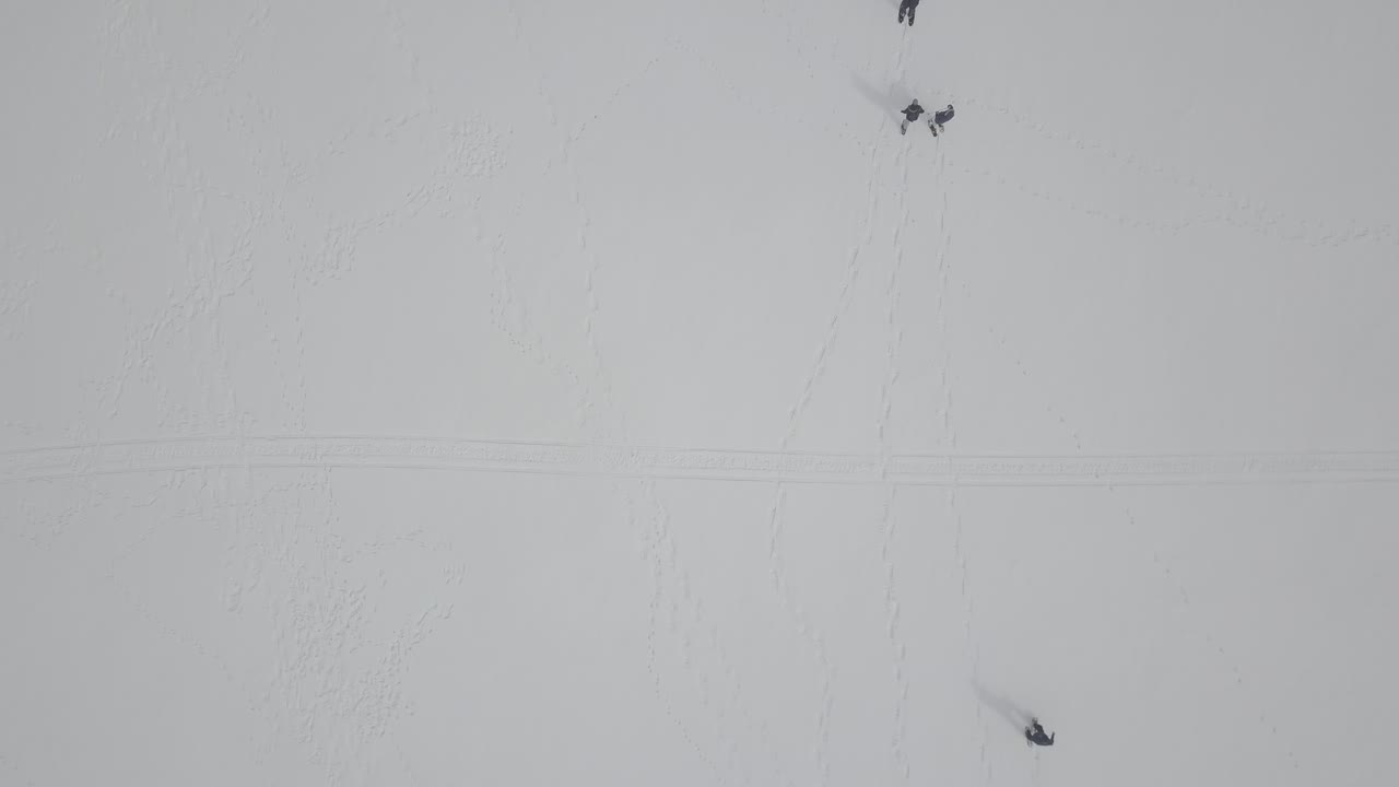 미네소타 의 얼어붙은 호수 에서 스노우슈를 타고 있는 사람 들