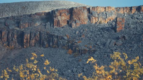 viejas rocas marchitas que se desmoronan en el paisaje de otoño