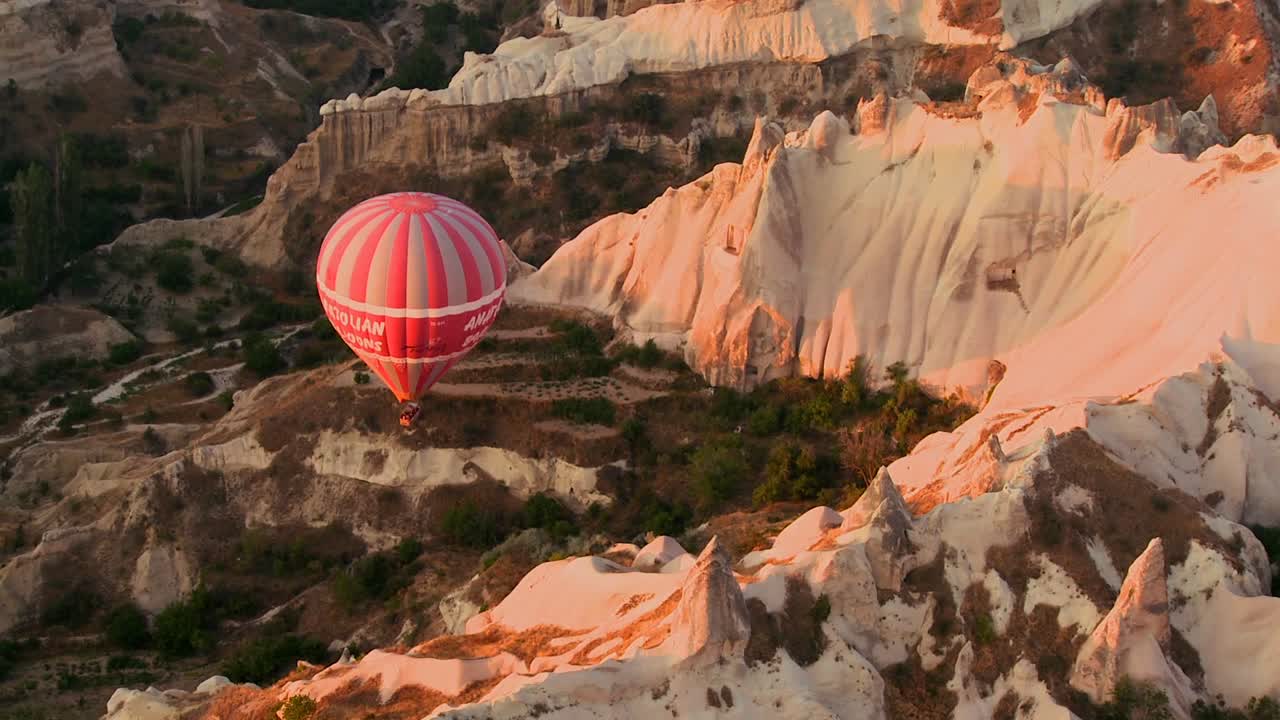 un alto ángulo de globos aerostáticos volando sobre capadocia turquía
