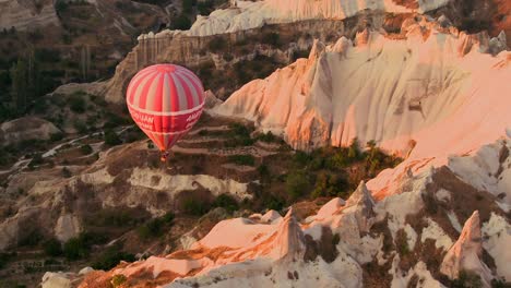 Un-Alto-ángulo-De-Globos-Aerostáticos-Volando-Sobre-Capadocia-Turquía