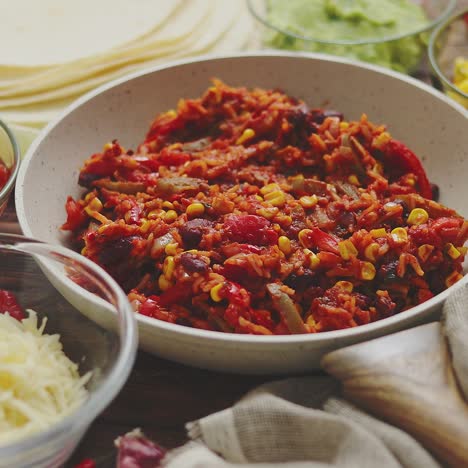 concepto de comida mexicana burritos de verduras servidos en pan tortilla guacamole salsa chili y frijoles