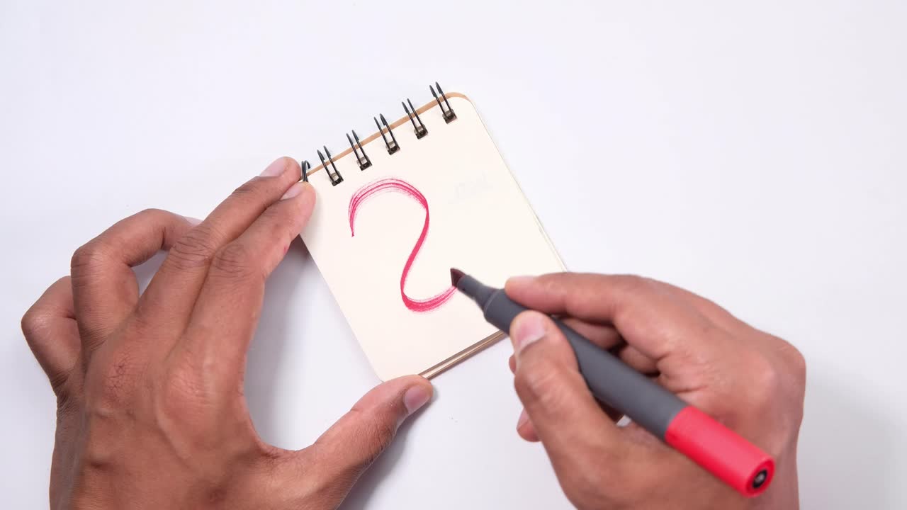 노트에 질문표를 쓰는 사람