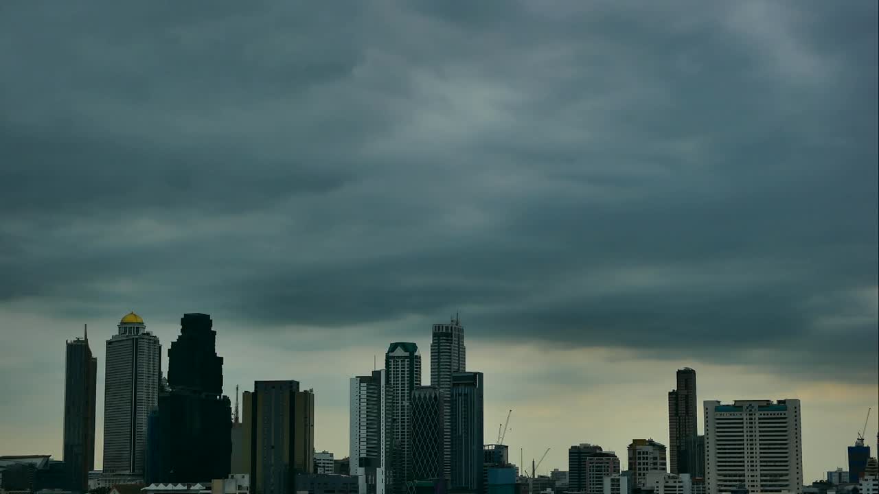 lapso de tiempo de la escena del atardecer del horizonte de bangkok y el rascacielos en la ciudad de bangkok
