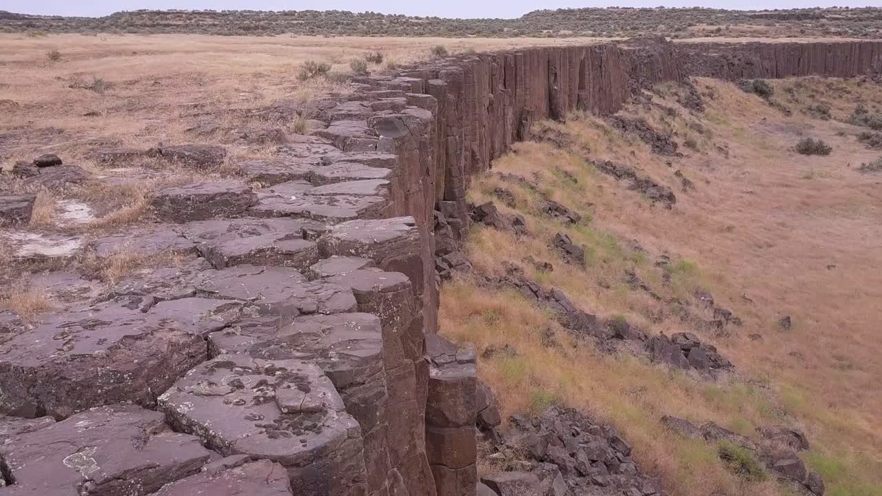 포브 비행은 채널 된 스카브랜드에서 바살트 암석 기둥의 상단 가장자리를 따라