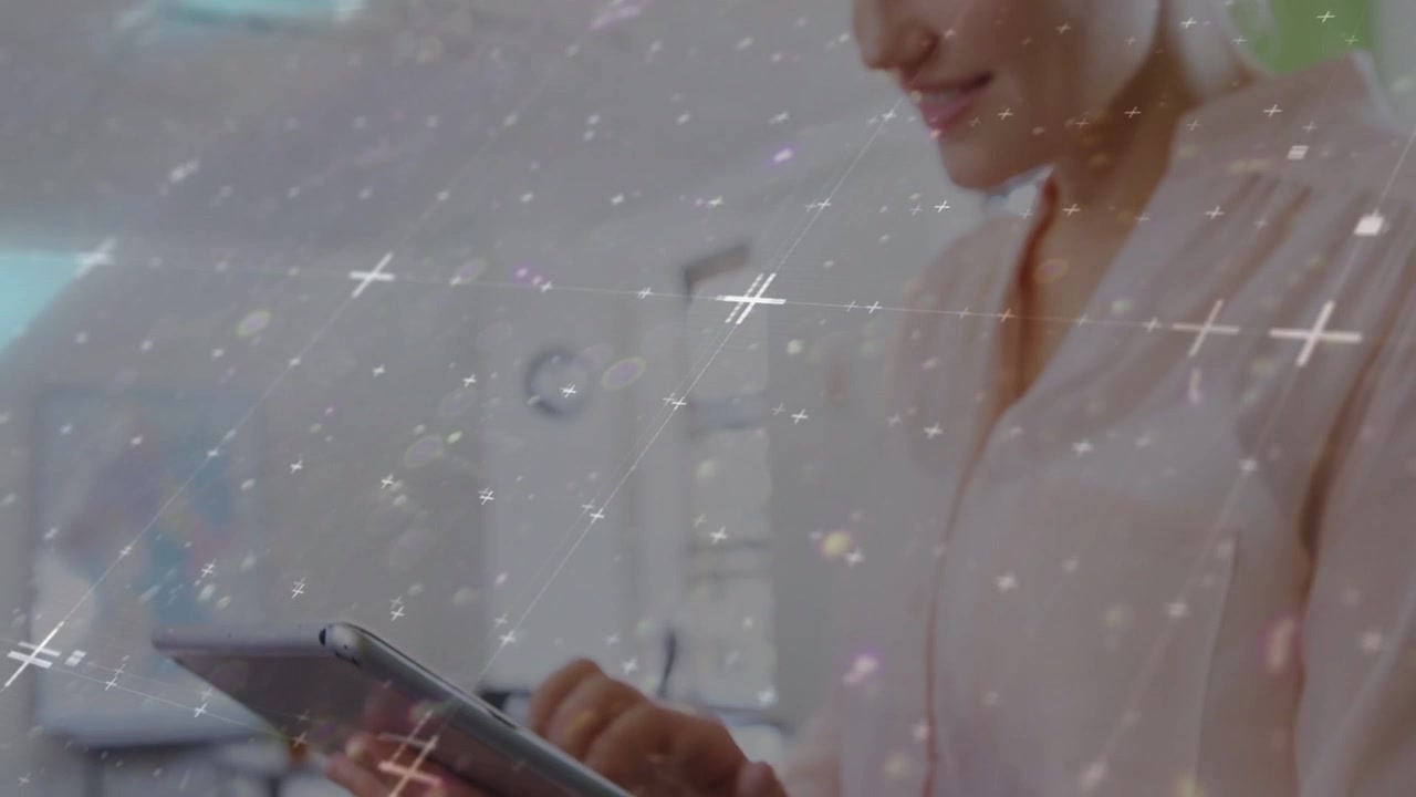 Mulher de negócios tocando no tablet, criando cruzes e rastros de luz, com um recuo mostrando um sorriso enquanto visualiza dados.