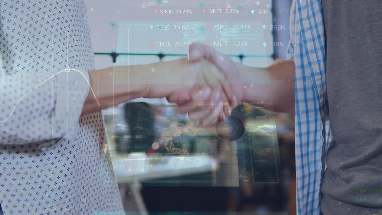 animación del procesamiento de datos sobre hombres de negocios caucásicos que se dan la mano