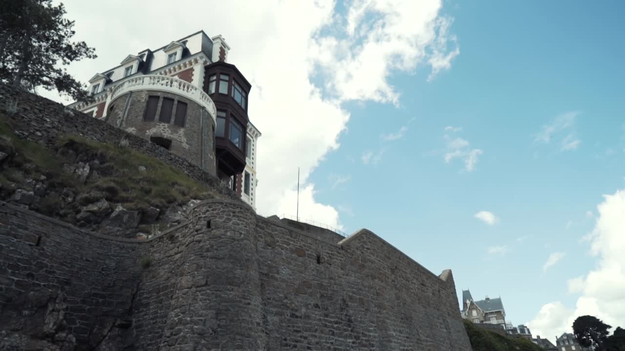 edificio histórico en una fortaleza en la cima de una colina