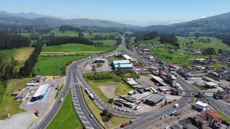 Moderno-Y-Transitado-Sistema-De-Intersecciones-De-Autopistas-En-Ecuador,-América-Del-Sur.