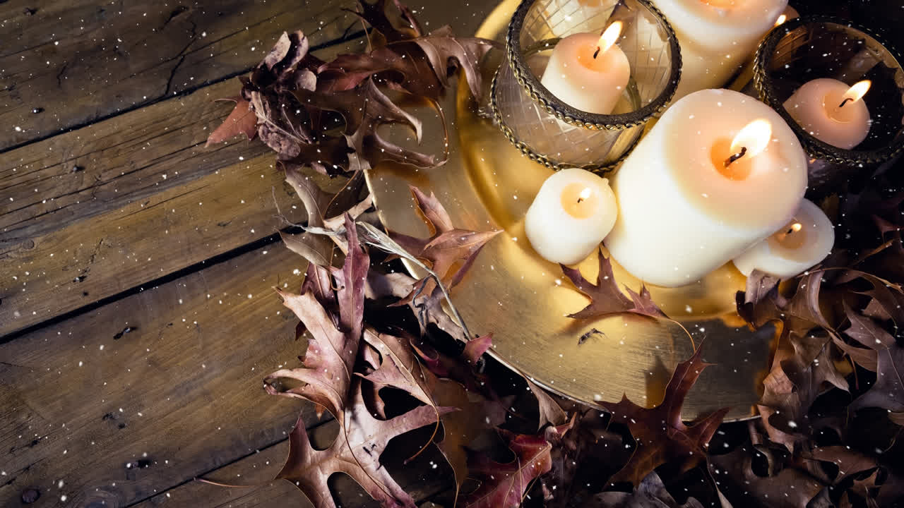 caída de nieve con decoración de velas de navidad